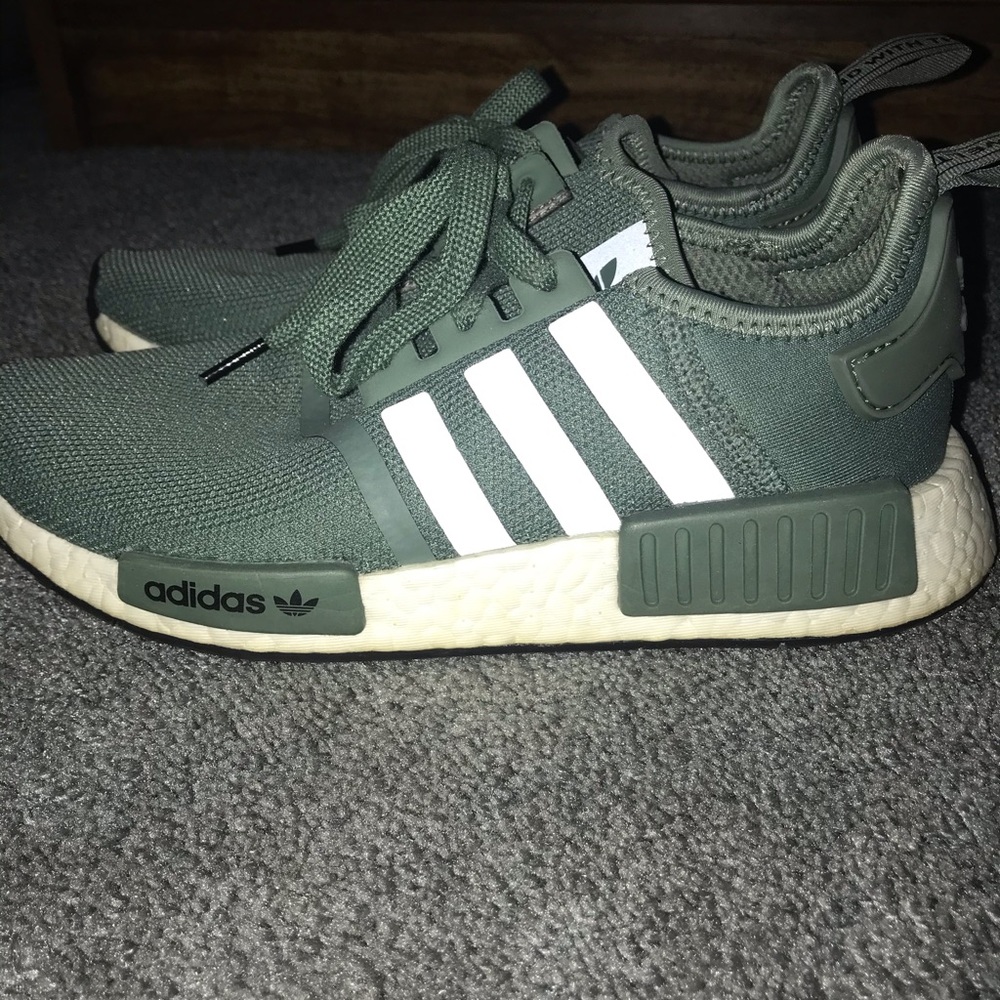 Adidas boost sneaker size 6 men/7.5 women